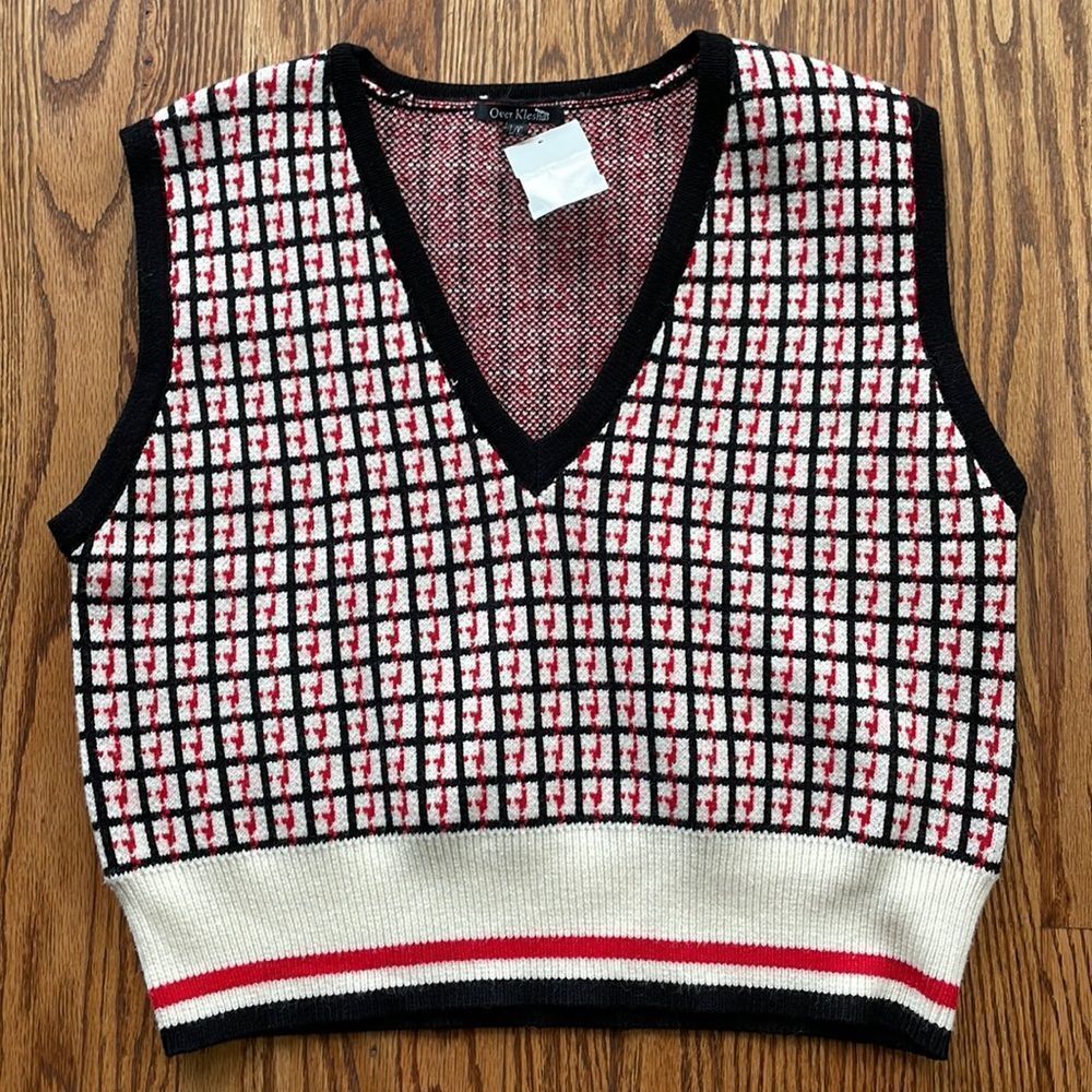 Chic Black and White Checkered Sleeveless Top